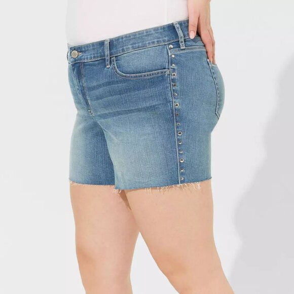 ❤️NWT VINTAGE TORRID SHORTS - 5" BOYFRIEND  STUDDED DENIM - MID RISE - PLUS SIZE - Picture 4 of 16